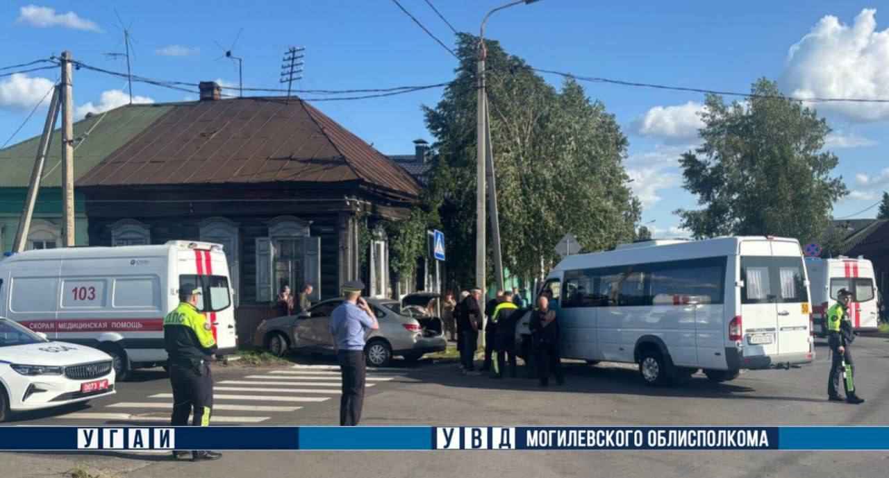 В Бобруйске легковушка врезалась в маршрутку - 4 пострадавших