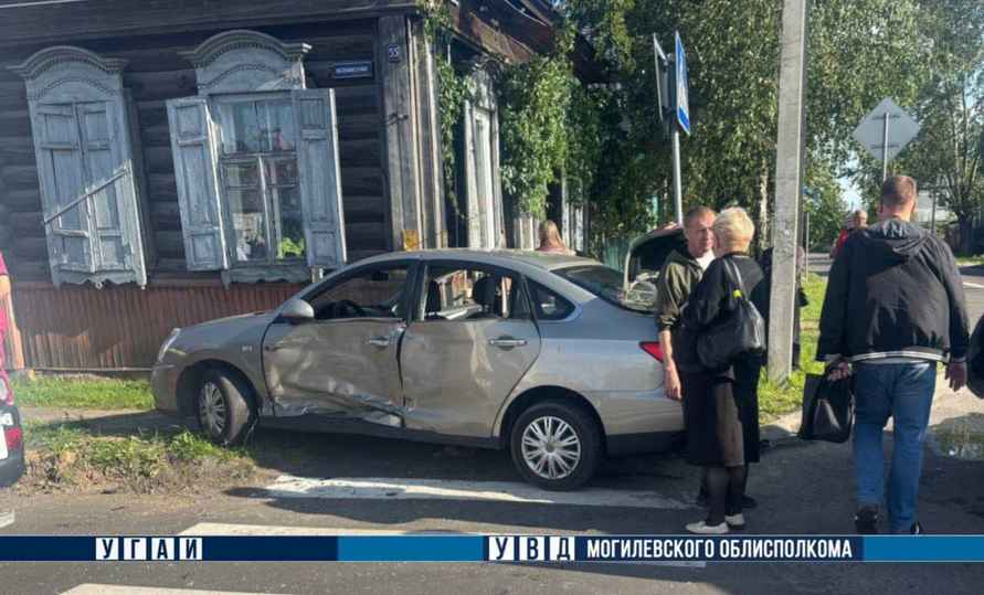 В Бобруйске легковушка врезалась в маршрутку - 4 пострадавших