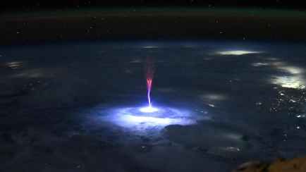 Американская астронавтка поделилась редкими кадрами синего джета