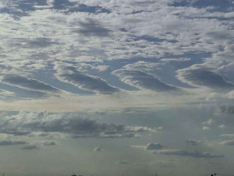 Над Минском заметили полосатые облака. На что указывают?