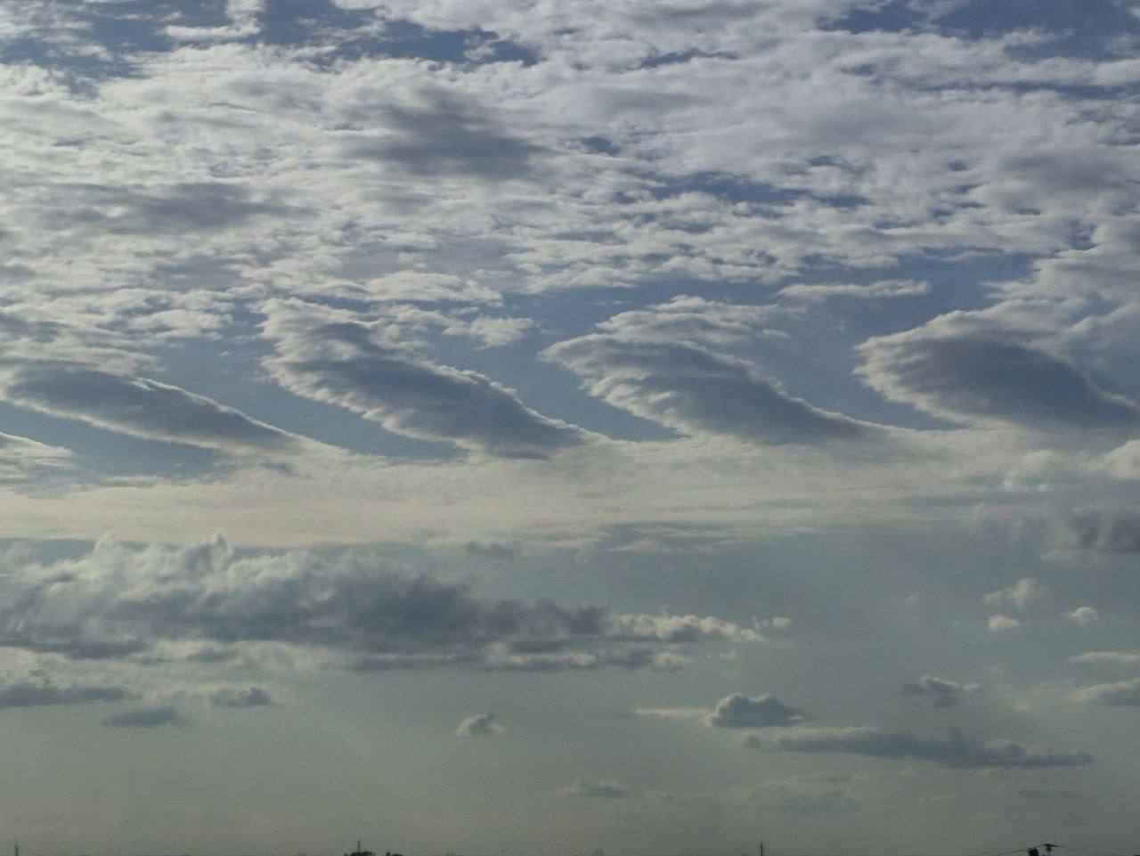 Над Минском заметили полосатые облака. На что указывают?