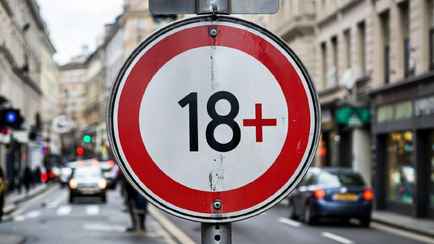 Белорусы в TikTok призвали запретить ездить на электросамокатах до 18 лет. Согласились не все