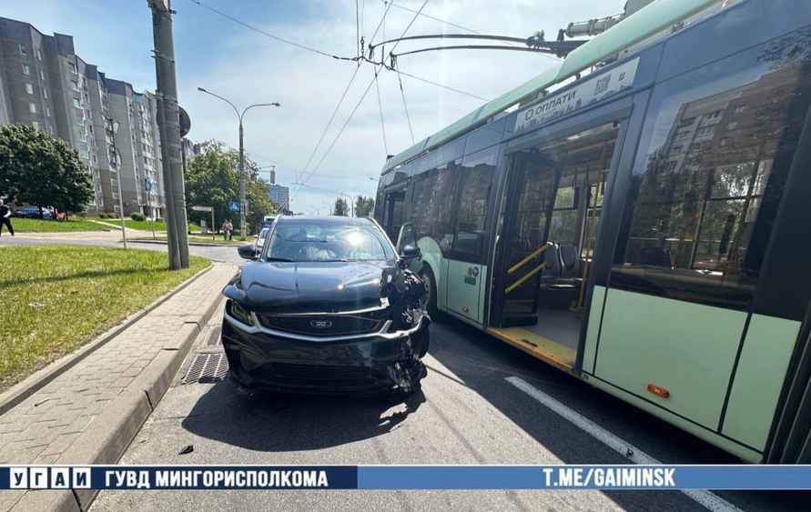 В Минске автомобиль врезался в троллейбус