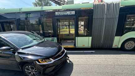 В Минске автомобиль врезался в троллейбус
