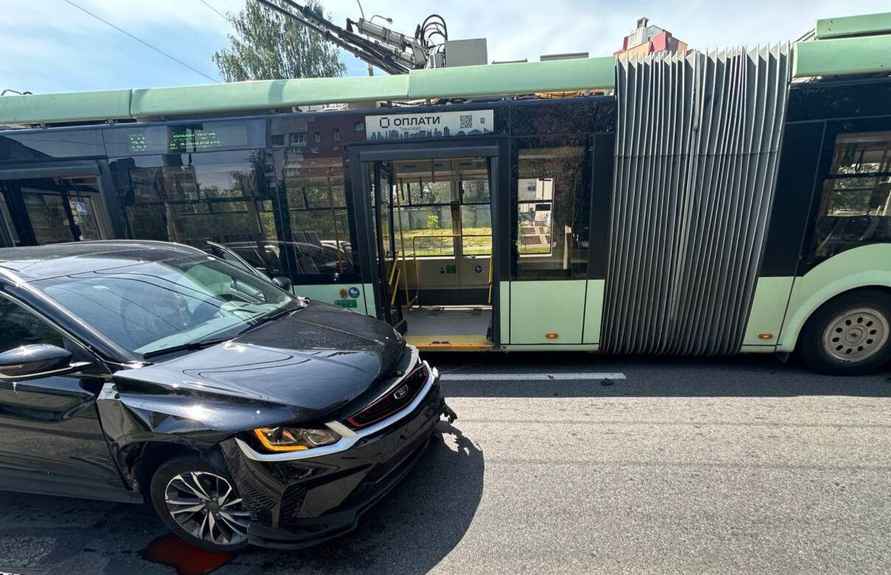 В Минске автомобиль врезался в троллейбус