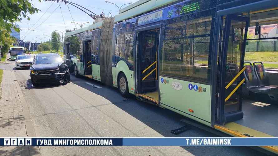 В Минске автомобиль врезался в троллейбус