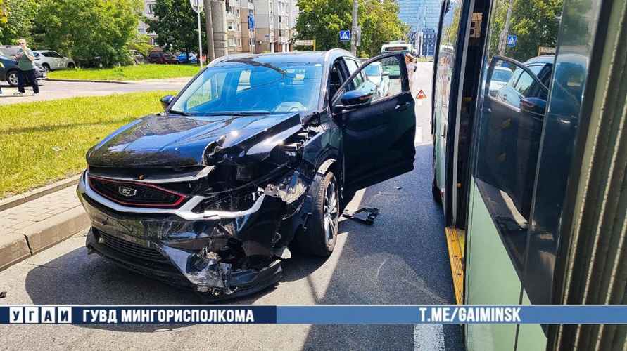 В Минске автомобиль врезался в троллейбус
