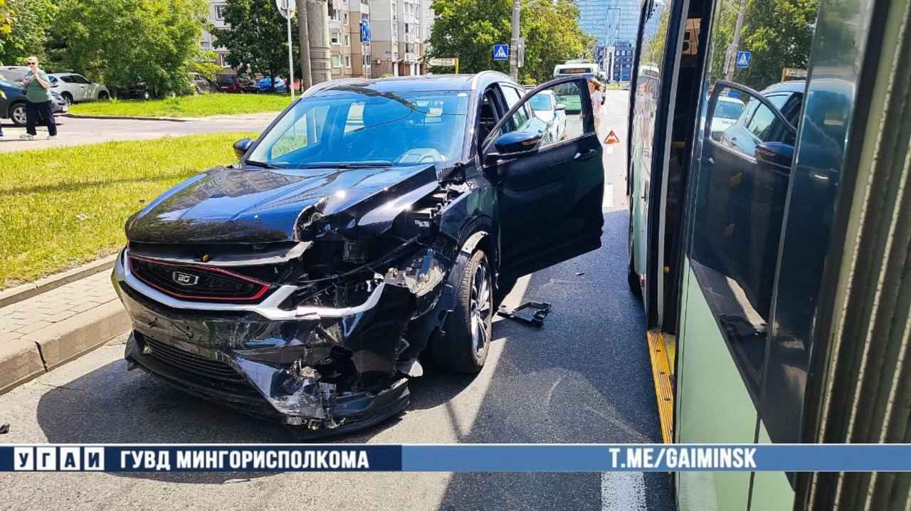 В Минске автомобиль врезался в троллейбус