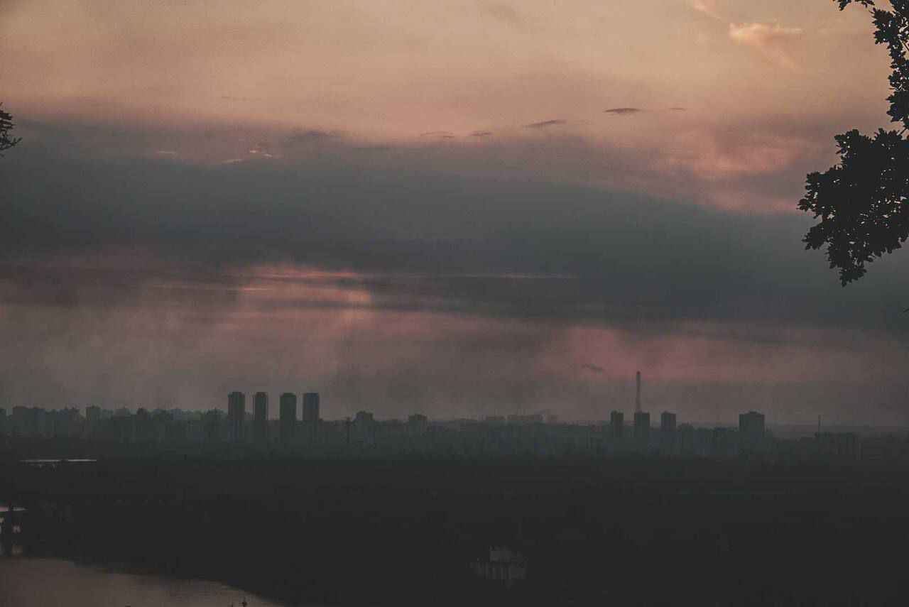 Киев в дыму от пожаров после массированной ночной атаки – есть жертвы и пострадавшие