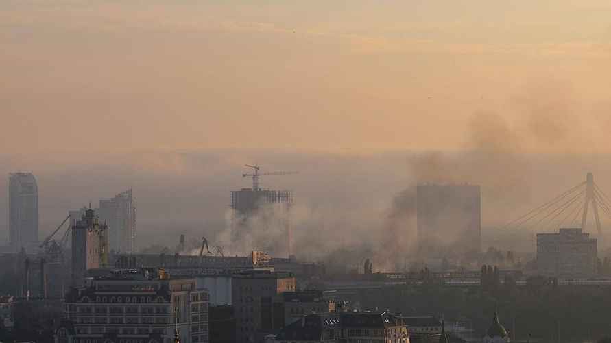 Киев в дыму от пожаров после массированной ночной атаки – есть жертвы и пострадавшие