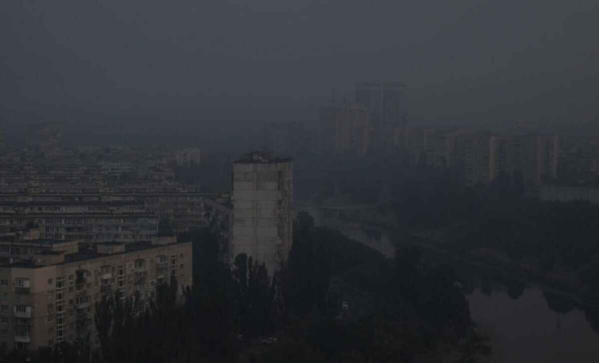 Киев в дыму от пожаров после массированной ночной атаки – есть жертвы и пострадавшие