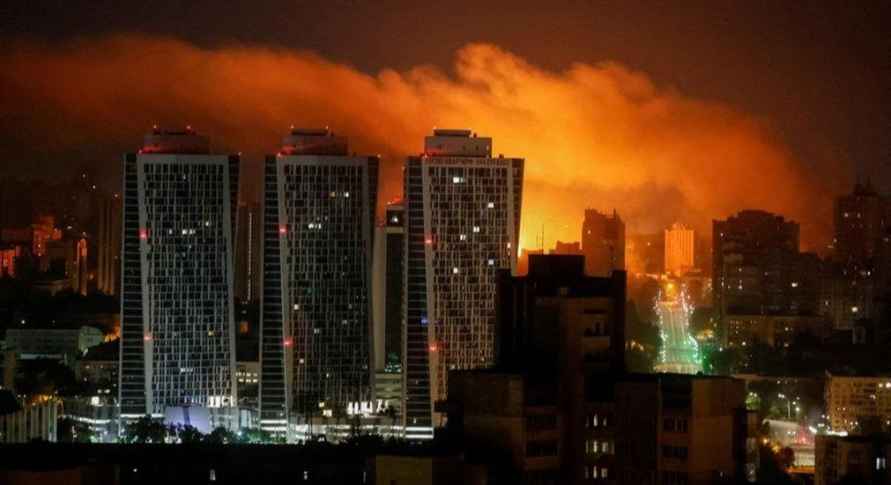 Киев в дыму от пожаров после массированной ночной атаки – есть жертвы и пострадавшие