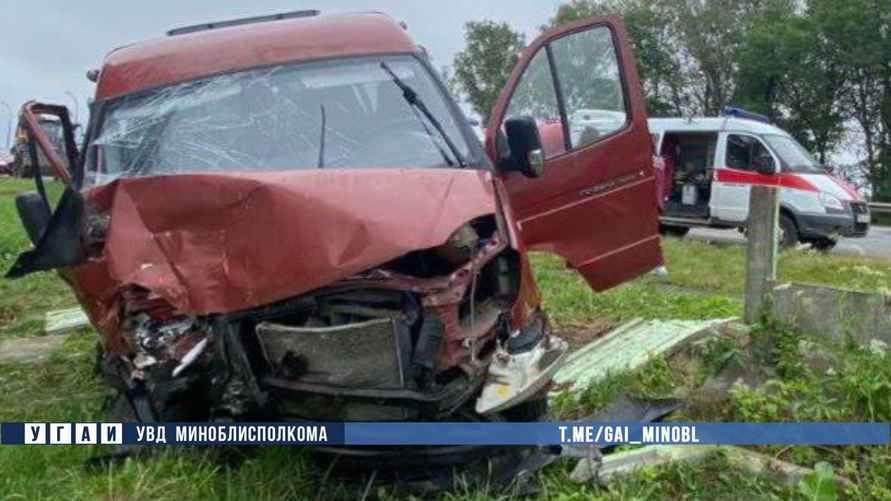 Под Фаниполем микроавтобус врезался в трактор - трое пострадавших