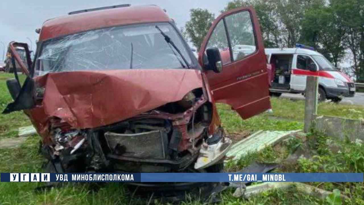 Под Фаниполем микроавтобус врезался в трактор - трое пострадавших