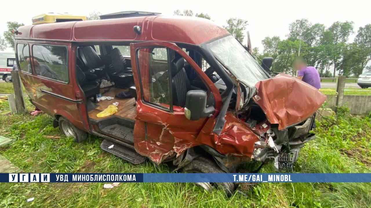 Под Фаниполем микроавтобус врезался в трактор - трое пострадавших