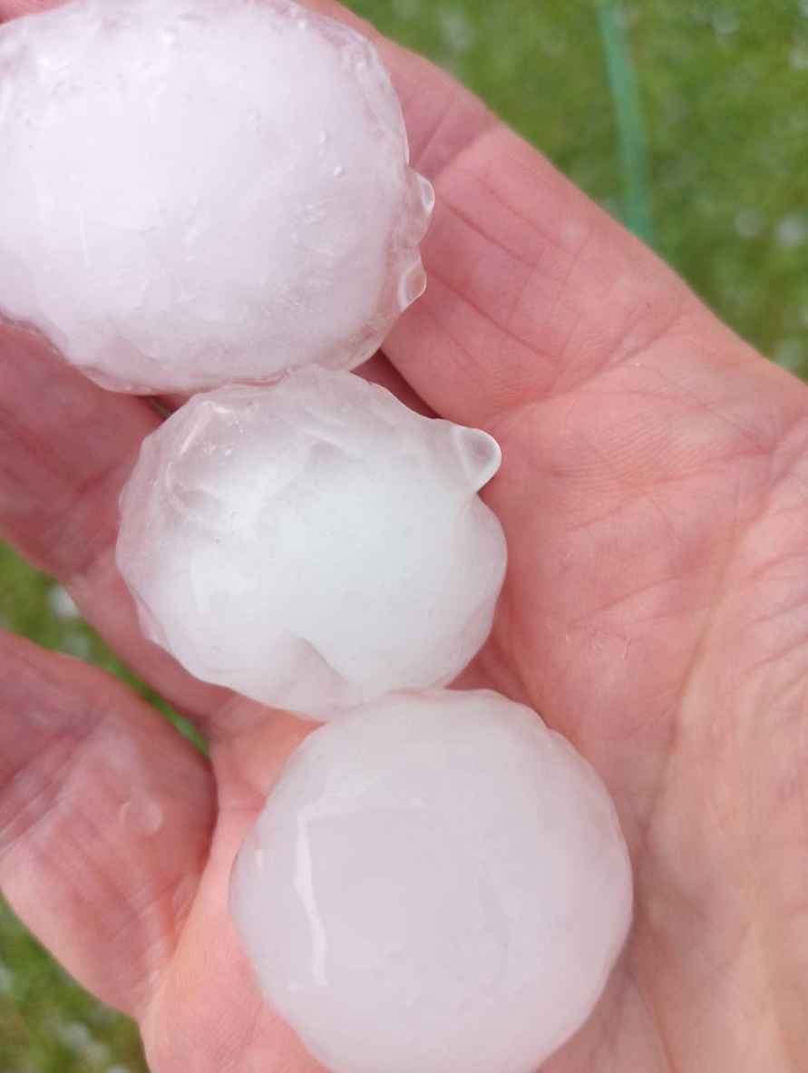 Как спасти авто от внезапного града? Эта защита есть под рукой у каждого водителя