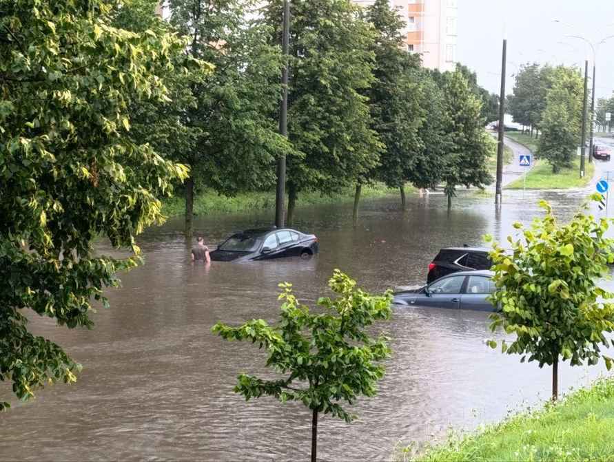 «Партизанский плывёт» - Минск встал в 10-балльных пробках из-за ливня