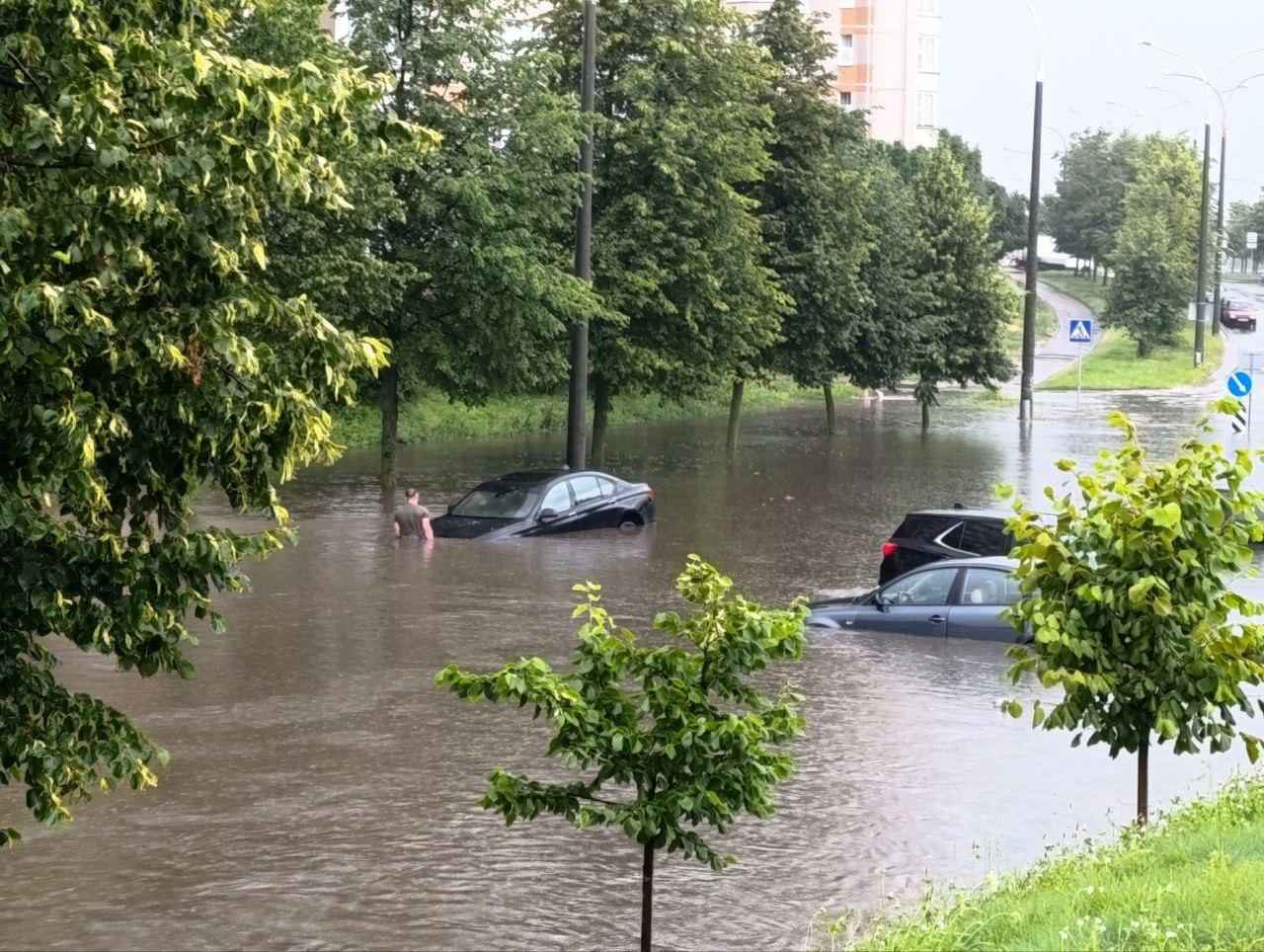 «Партизанский плывёт» - Минск встал в 10-балльных пробках из-за ливня