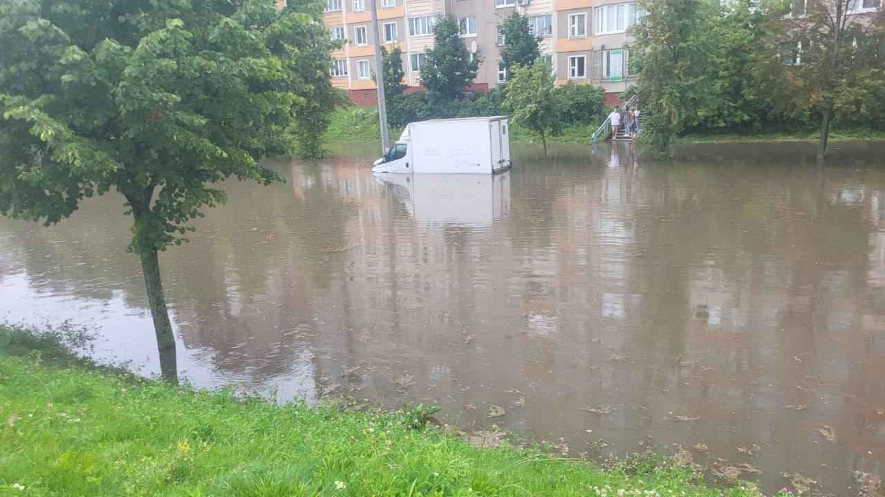 «Партизанский плывёт» - Минск встал в 10-балльных пробках из-за ливня