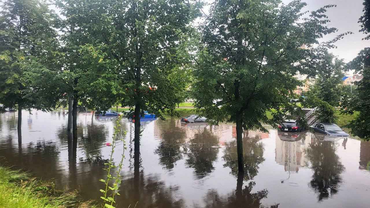 «Партизанский плывёт» - Минск встал в 10-балльных пробках из-за ливня