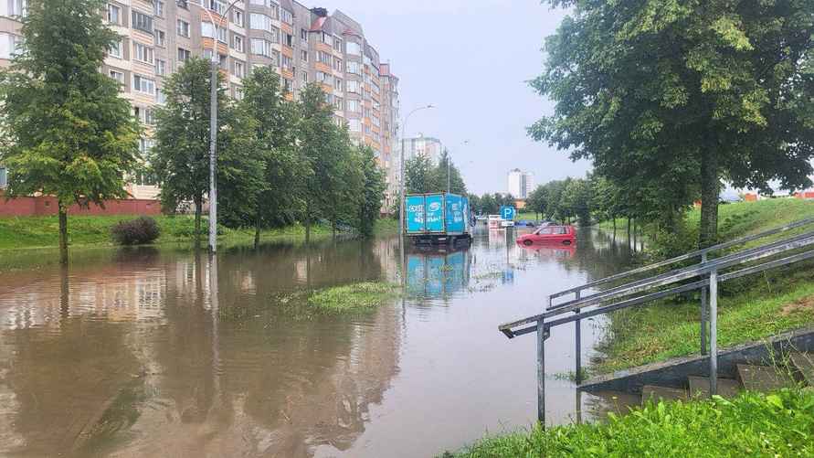 «Партизанский плывёт» - Минск встал в 10-балльных пробках из-за ливня