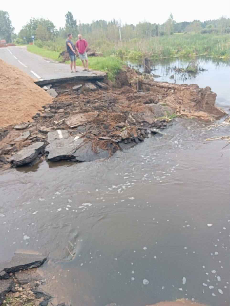 Под Витебском ливнем смыло дорогу