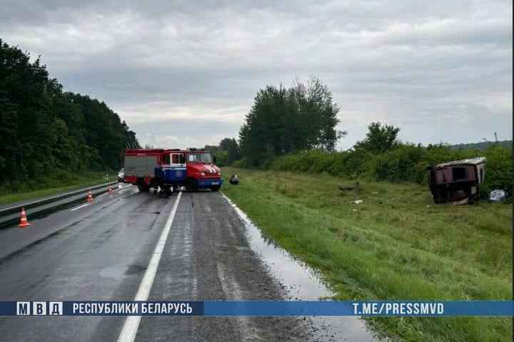 На Брестчине маршрутка вылетела в кювет на мокрой трассе – 7 человек в больнице
