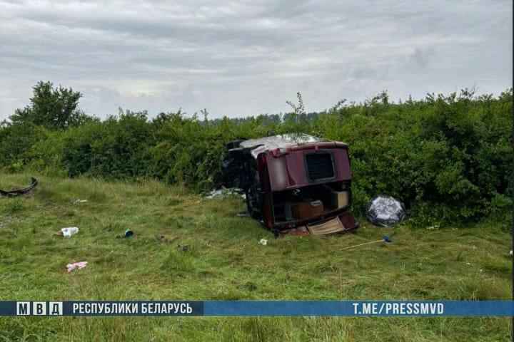 На Брестчине маршрутка вылетела в кювет на мокрой трассе – 7 человек в больнице