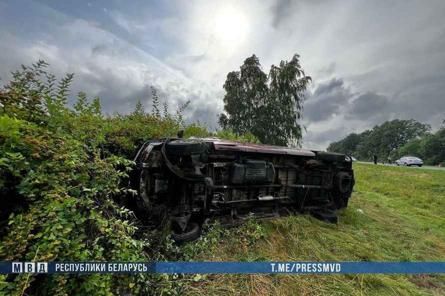 На Брестчине маршрутка вылетела в кювет на мокрой трассе – 7 человек в больнице