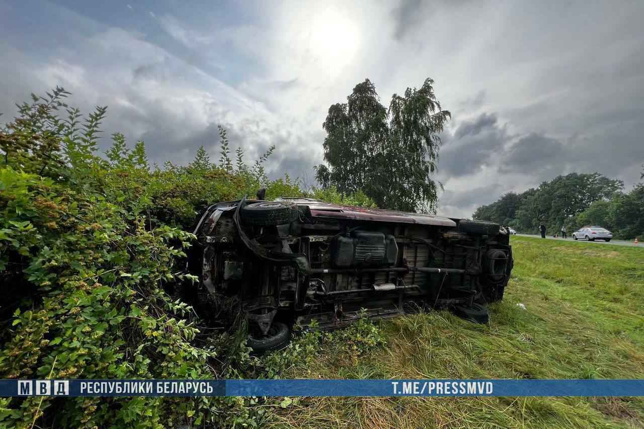 На Брестчине маршрутка вылетела в кювет на мокрой трассе – 7 человек в больнице