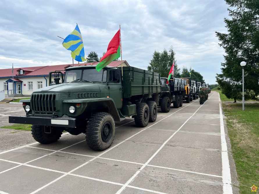 Минобороны Беларуси показало колонны из десятков военных грузовиков из частей ВВС и ПВО. Куда отправили?