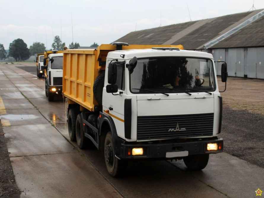 Минобороны Беларуси показало колонны из десятков военных грузовиков из частей ВВС и ПВО. Куда отправили?