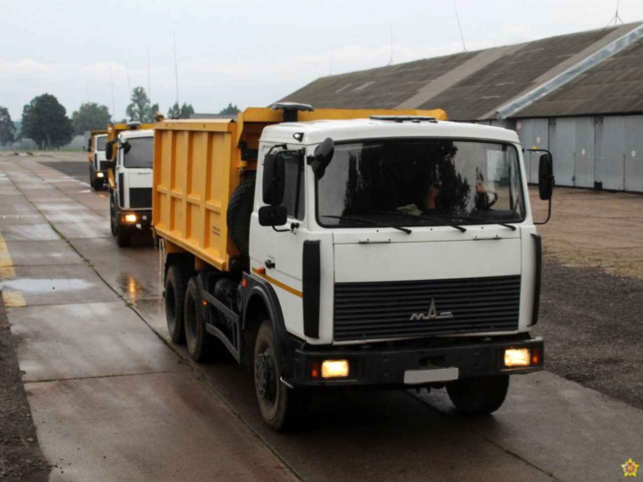 Минобороны Беларуси показало колонны из десятков военных грузовиков из частей ВВС и ПВО. Куда отправили?