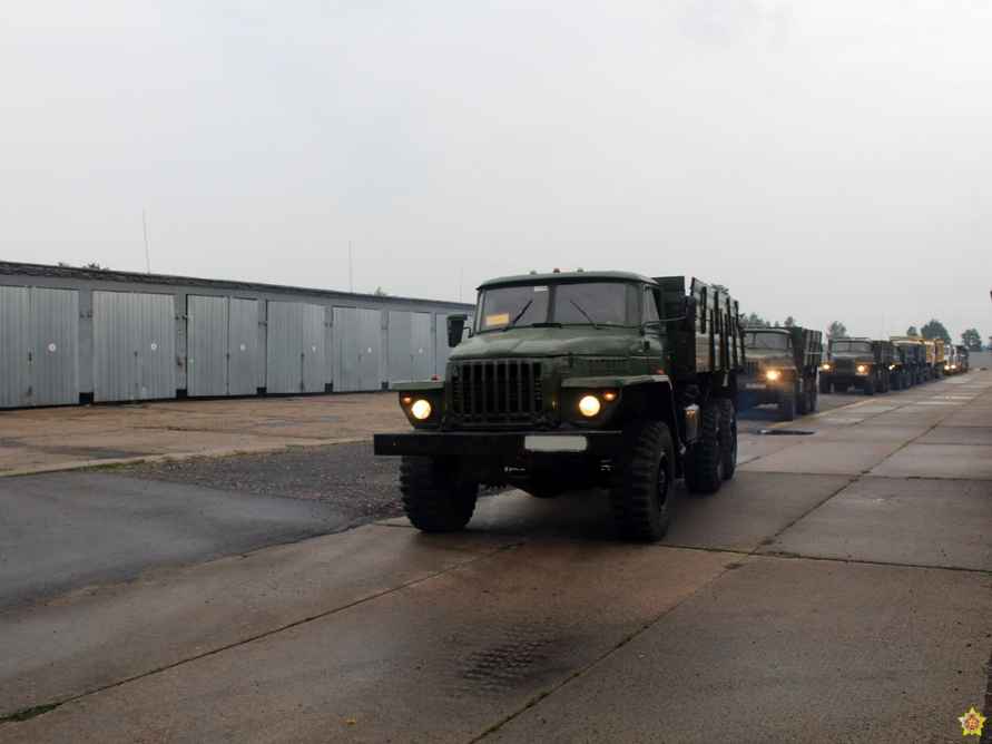 Минобороны Беларуси показало колонны из десятков военных грузовиков из частей ВВС и ПВО. Куда отправили?