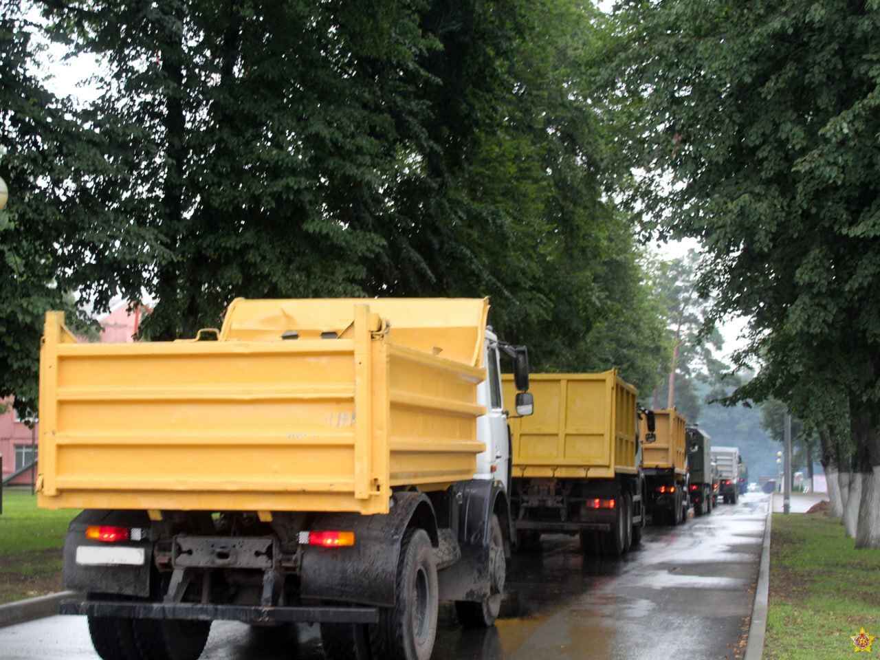 Минобороны Беларуси показало колонны из десятков военных грузовиков из частей ВВС и ПВО. Куда отправили?