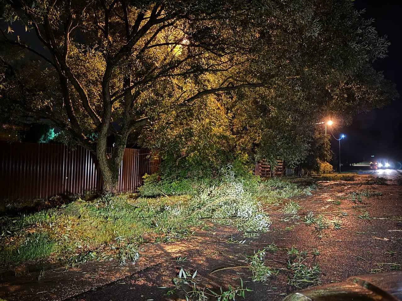 Перевернутые авто, сорванные крыши и выбитые окна. Под Минском созвали комиссию по ЧС из-за последствий суперячейки