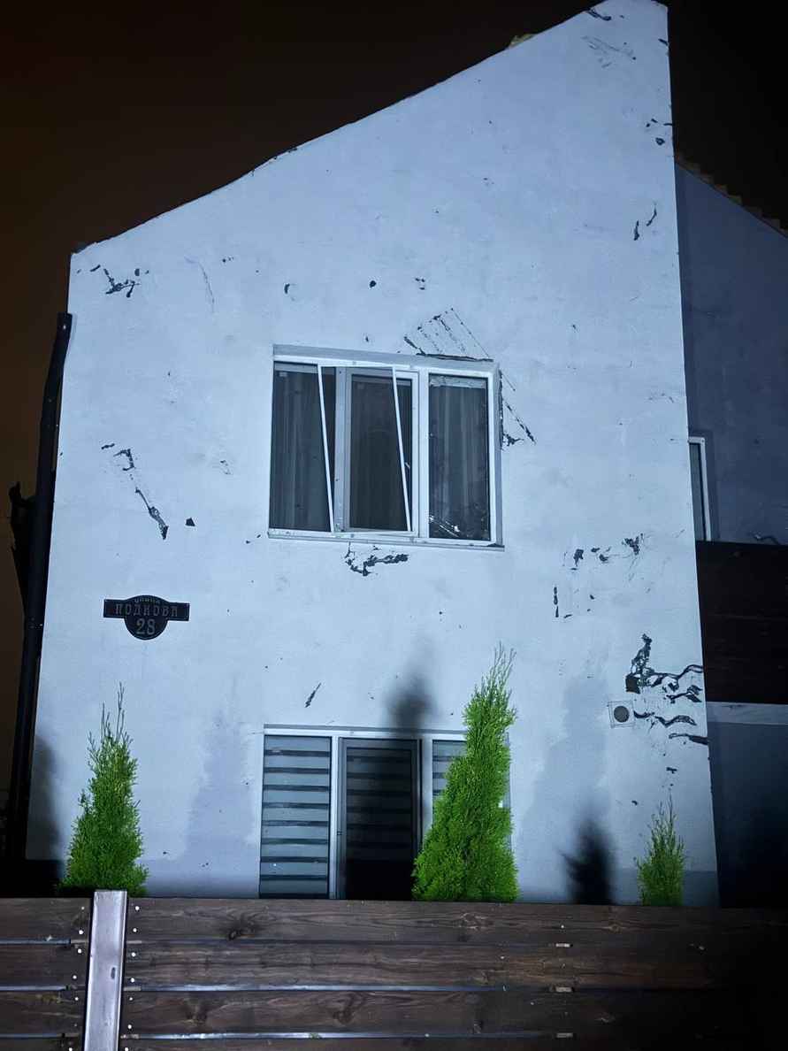 Перевернутые авто, сорванные крыши и выбитые окна. Под Минском созвали комиссию по ЧС из-за последствий суперячейки