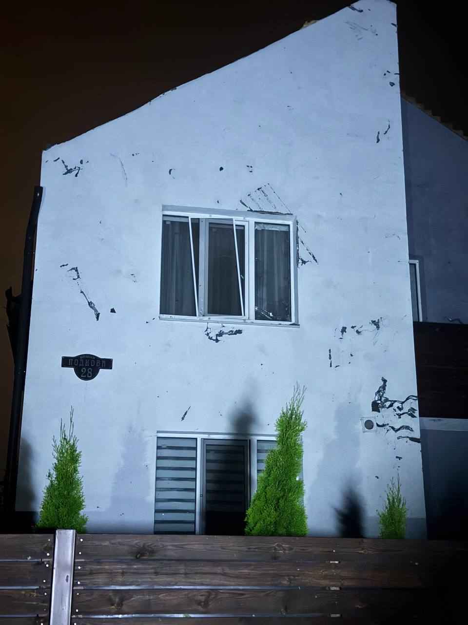 Перевернутые авто, сорванные крыши и выбитые окна. Под Минском созвали комиссию по ЧС из-за последствий суперячейки