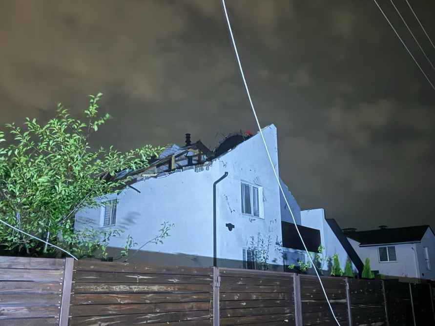 Перевернутые авто, сорванные крыши и выбитые окна. Под Минском созвали комиссию по ЧС из-за последствий суперячейки