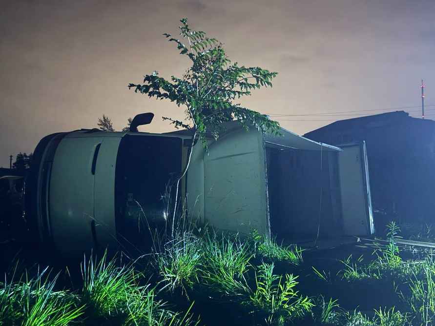 Перевернутые авто, сорванные крыши и выбитые окна. Под Минском созвали комиссию по ЧС из-за последствий суперячейки