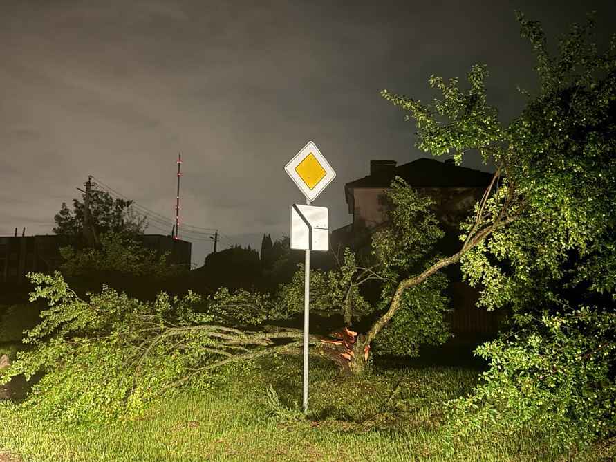 Перевернутые авто, сорванные крыши и выбитые окна. Под Минском созвали комиссию по ЧС из-за последствий суперячейки