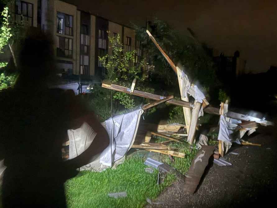 Перевернутые авто, сорванные крыши и выбитые окна. Под Минском созвали комиссию по ЧС из-за последствий суперячейки