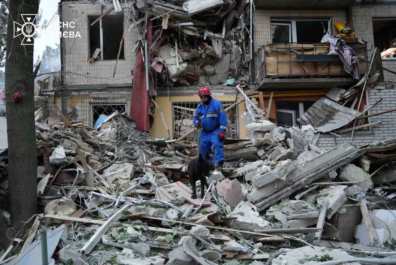 Жилые кварталы Киева подверглись массированной воздушной атаке – уже шесть погибших