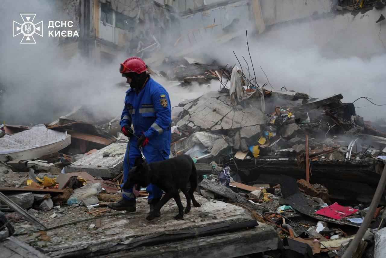 Жилые кварталы Киева подверглись массированной воздушной атаке – уже шесть погибших