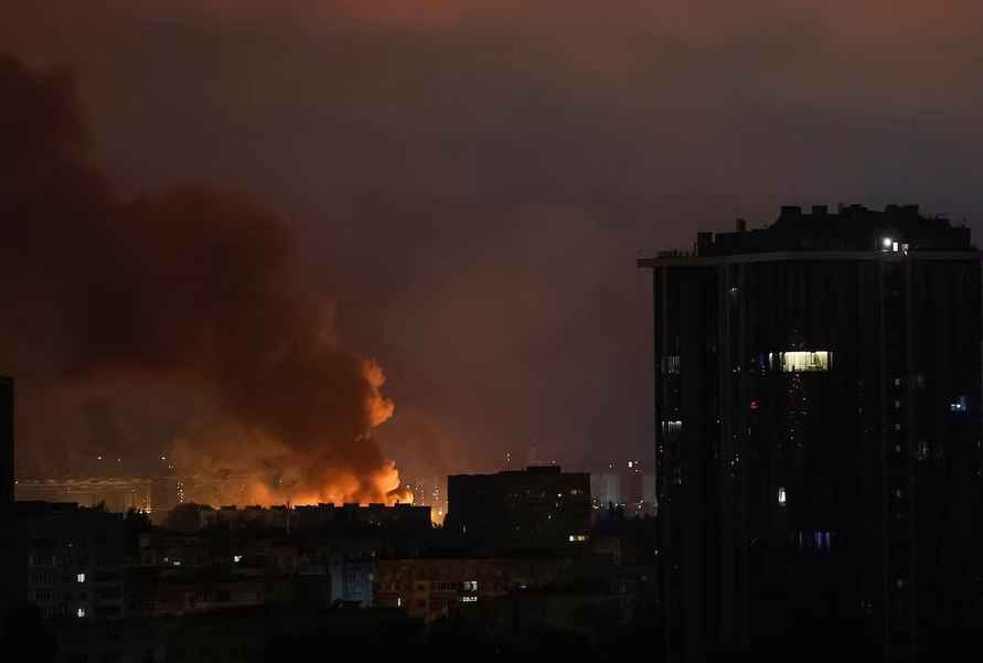 Жилые кварталы Киева подверглись массированной воздушной атаке – уже шесть погибших