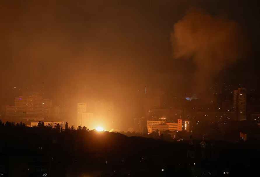 Жилые кварталы Киева подверглись массированной воздушной атаке – уже шесть погибших