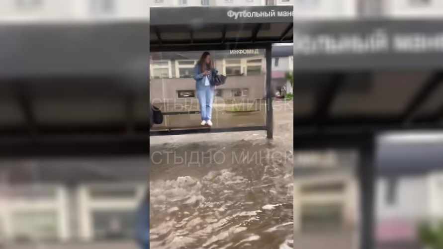 Минчане в соцсетях показали последствия обрушившейся на город непогоды: «Стена ливня, грозы, крупный град»