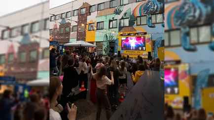 «А парни приходят?» — В Минске показали массовые танцы на «самой лучшей» улице