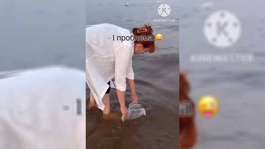 В Сети появился лайфхак, как не пачкать ноги в песке, обуваясь на пляже