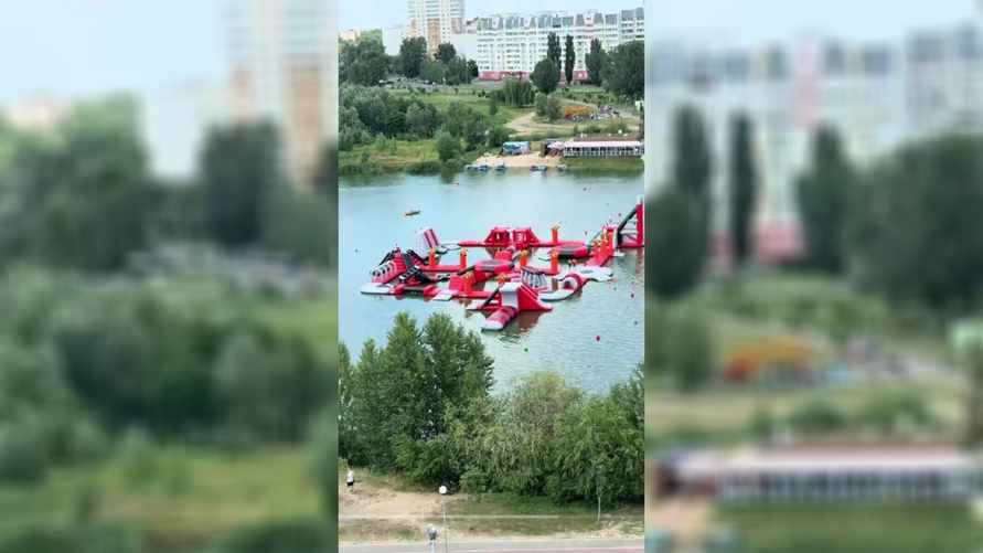 В Гомеле заработал надувной водно-батутный аттракцион. Узнали цену и условия